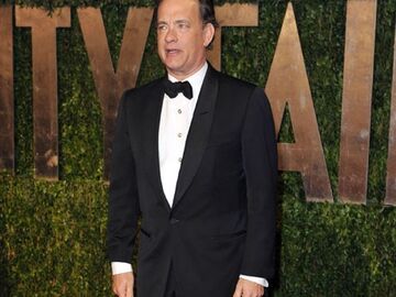 Tom Hanks posiert auf dem roten Teppich für die Fotografen