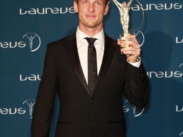 Stolz wie Oskar! Formel-1-Fahrer Jenson Button hält seinen Laureus-Award hoch. Er erhielt den "Laureus Breakthrough of the Year"-Preis