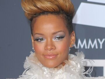 Sängerin Rihanna bei den diesjährigen GRAMMY Awards in Los Angeles. Dank ihrer Stylisten, ist ihr Augenaufschlag wie immer perfekt 