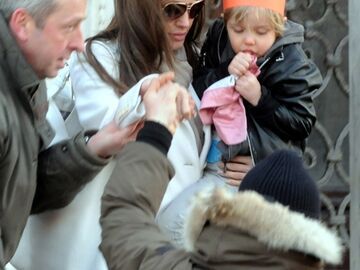 Drehpause: Mama Angelina kümmert sich liebevoll um ihre dreijährige Tochter Shiloh Nouvel. Süß, die kleine trägt eine Papierkrone auf dem Kopf