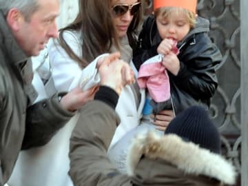Drehpause: Mama Angelina kümmert sich liebevoll um ihre dreijährige Tochter Shiloh Nouvel. Süß, die kleine trägt eine Papierkrone auf dem Kopf