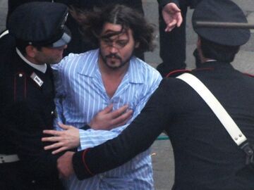 Ein Paar italienische Carabinieri halten Johnny auf der Flucht fest. Jetzt muss sich Interpol-Agentin Angelina Jolie nur noch beeilen