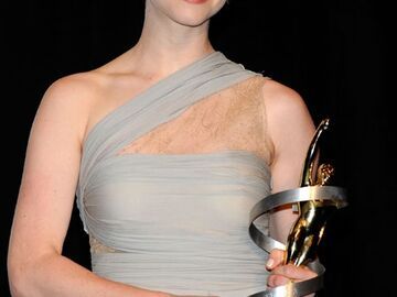 "Mamma Mia!"-Star Amanda Seyfried nahm in einer nudefarbenen Robe den Preis als "Newcomerin des Jahres" entgegen