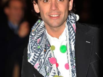 Sänger Mika zeigt sich gut gelaunt auf dem roten Teppich in London