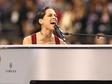 Sexy: RnB-Star Alicia Keys sang die Nationalhymne am Klavier. Live.