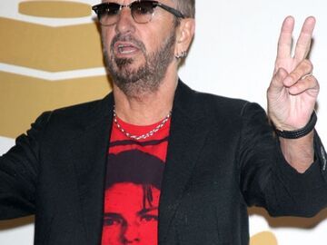 Ex-Beatle Ringo Starr feiert auf dem roten Teppich