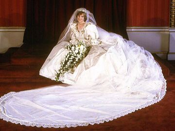 Dianas Kleid war aus elfenbeinfarbener Seide gefertigt und hatte eine fast acht Meter lange Schleppe. Das enge Mieder war mit wertvoller Spitze besetzt, die Ärmel üppig gerafft und mit Schleifchen verziert. Designt hat es David Emanuel