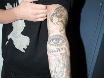 "Mama schaut immer zu", schrieb Justin zu dem richtig echt aussehendem Tattoo 