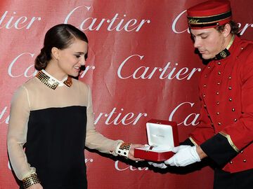 Wie hübsch: Natalie freut sich über ein Schmuckstück von Cartier