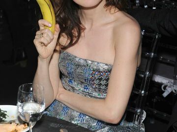 Bei der Aftershowparty gabs Bananen. "Melisandre" Carice van Houten ließ es sich schmecken