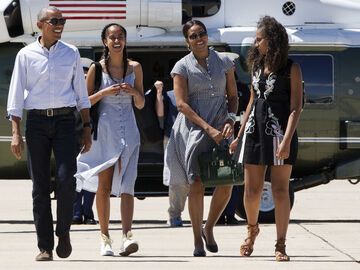 Barack und Michelle Obama mit ihren Töchtern Malia und Sasha vor einem Hubschrauber.