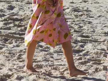 70er Babe: Kylie Minogue präsentiert ihren neuen Look am Strand - Die
