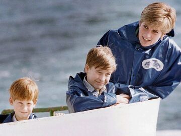 Prinzessin Diana mit ihren Söhnen Harry und William beim Segeln