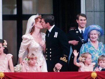 Prinz Andrew und Sarah Ferguson Hochzeits-Kuss 1986