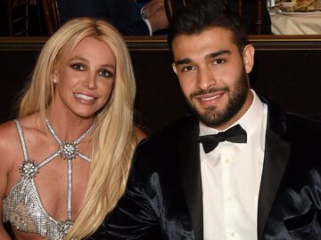 Britney Spears und Sam Shgari lächeln unsicher