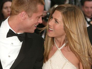 Brad Pitt und Jennifer Aniston lachen sich an 