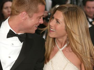 Brad Pitt und Jennifer Aniston lachen sich an
