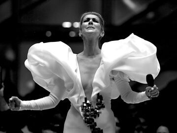 Celine Dion: Schwarzweiß und in einem tief ausgeschnittenen weißen Kleid