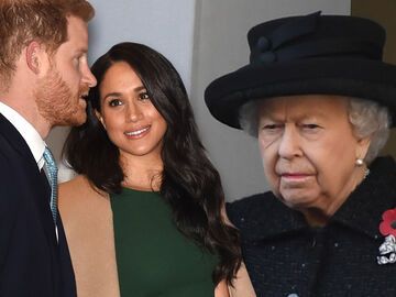 Harry und Meghan lächeln während die Queen streng guckt
