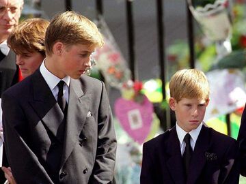 Prinz William und Prinz Harry traurig bei der Trauerfeier ihrer Mutter Prinzessin Diana 1997