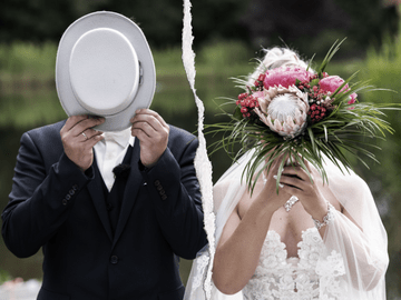 "Hochzeit auf den ersten Blick"-Brautpaar verdeckt die Gesichter mit Riss in der Mitte. 