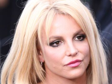 Britney Spears guckt abwesend.