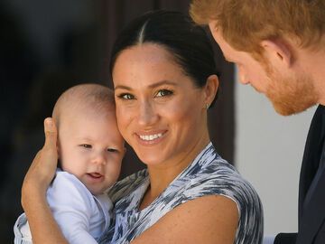 Prinz Harry und Herzogin Meghan mit Baby Archie auf dem Arm 