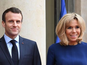 Emmanuel und Brigitte Macron lächeln