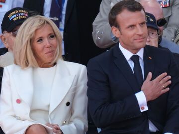 Brigitte und Emmanuel Macron sitzen nebeneinander
