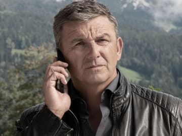 "Der Bergdoktor" Hans Sigl vor Alpen-Panorama - er telefoniert ernst