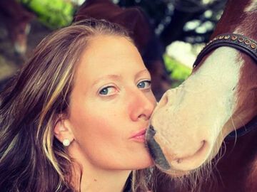 Denise Munding mit einem Pferd