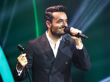 Giovanni Zarrella lächelt mit Mikrofon in der Hand