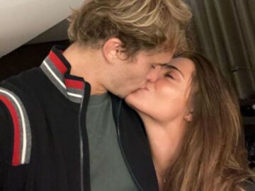 Alex Zverev und Sophia Thomalla küssen sich