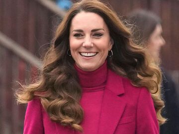 Herzogin Kate in fuchsia farbenem Mantel