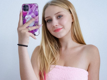 Loredana Wollny macht ein Handy-Selfie