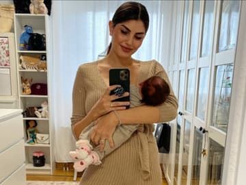 Yeliz Koc mit Baby Snow vorm Spiegel