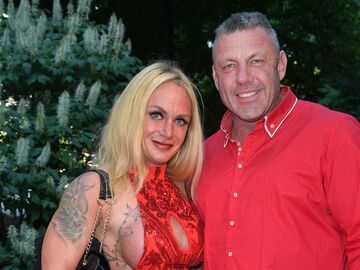 Caro und Andreas Robens in rot gekleidet