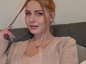 Loredana Wollny spielt mit einer Haarsträhne