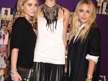 Sasha Pivovarova posiert mit den beiden Schwestern Mary-Kate und Ashley Olsen