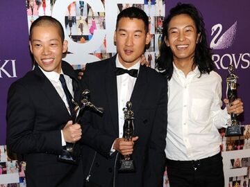 Jason Wu, Richard Chai und Alexander Wang mit ihren Trophäen