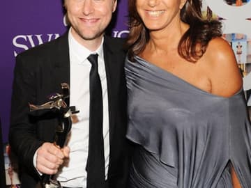 Donna Karan freut sich mit Burberry-Chefdesigner Christopher Baile zum "International Award"