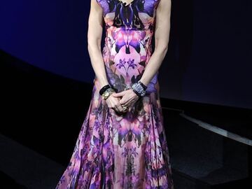 Bewegender Moment: Sarah Jessica Parker (in Alexander McQueen) würdigte den verstorbenen Designer und seinen großen Einfluss in der Modebranche. McQueen wurde  posthum mit einem Award ausgezeichnet
