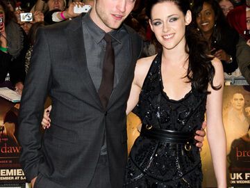Großer, glamouröser Auftritt für Robert Pattinson und seine Freundin Kristen Stewart. Das Paar kam am Mittwochabend, 16.11., nach London, um dort den Fans den vierten "Twilight"-Teil zu präsentieren