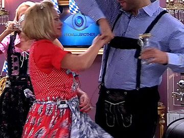 Bei einem Tänzchen mit Muskelmann Manuel kann sich auch die angefressene Marijke wieder freuen
