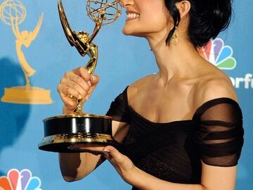 Archie Panjabi mit ihrem Emmy für ihre Rolle in "The Good Wife"
