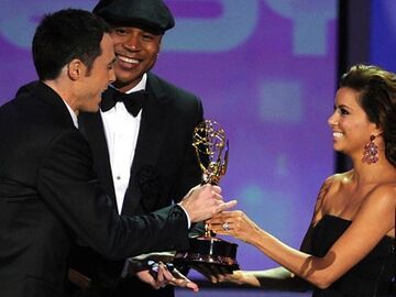 Jim Parsons nimmt den Emmy für von LL Cool J und Eva Longoria Parker entgegen