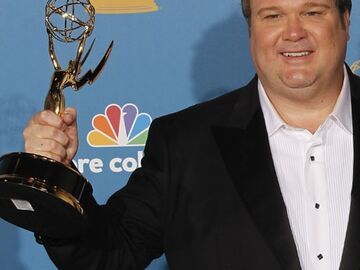 Eric Stonestreet mit seinem Emmy für "Modern Family"