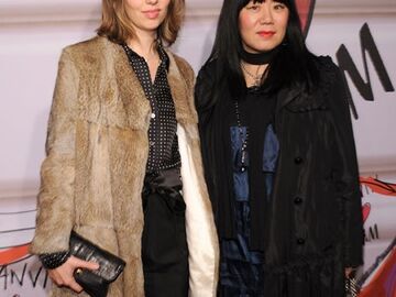 Star-Regisseurin Sofia Coppola mit Designerin Anna Sui zeigte sich vorab schon begeistert von Elbaz Kreationen