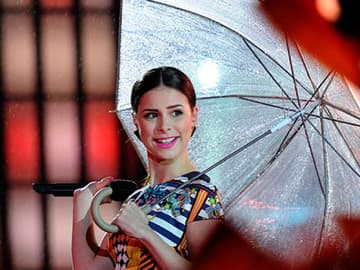 Mit von der Partie ist Lena Meyer-Landrut, die als Jury-Chefin Deutschlands Punkte-Vergabe verkündet