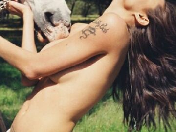 25 Jahre jung ist Angelina Jolie auf dem Nacktbild, das jetzt unter den Hammer kommen soll